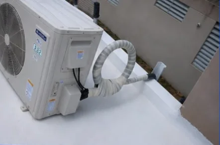 Unidad condensadora de A/C instalada en azotea con líneas de refrigerante prolijas