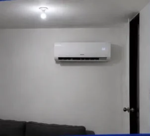 Minisplit interior instalado en la pared de una sala