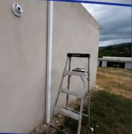 Instalación en progreso: pase de línea sobre pared exterior con escalera