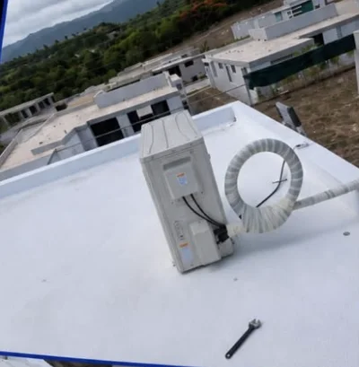 Unidad condensadora de aire acondicionado instalada por DR Cooling en una azotea impermeabilizada en Puerto Rico